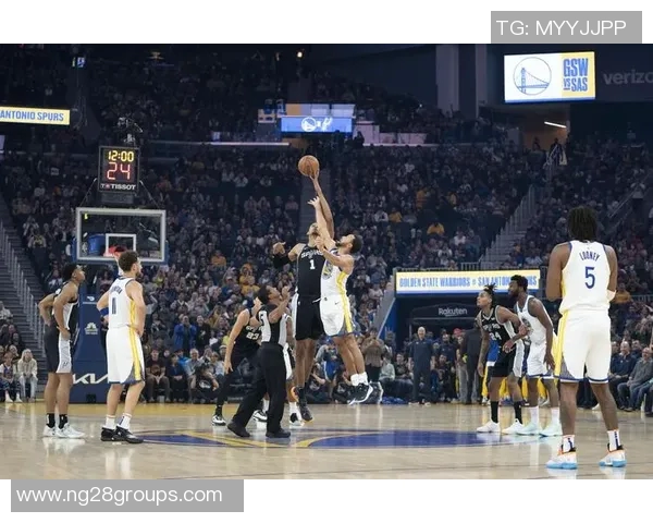 维金斯突破禁区高打板文班亚马展现超凡身高送出精彩钉板大帽